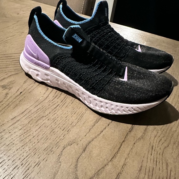 Nike - Picture 4 of 5